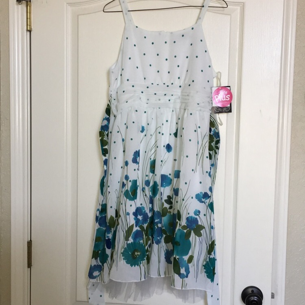 Girls plus dress but can be tied to fit reg. girls